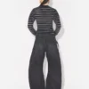 Los vaqueros de denim negro con correa Los vaqueros de denim negro con correa