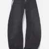 Los vaqueros de denim negro con correa Los vaqueros de denim negro con correa