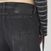 Los vaqueros de denim negro con correa Los vaqueros de denim negro con correa