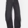 Los vaqueros de denim negro con correa Los vaqueros de denim negro con correa