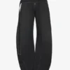 Los vaqueros de denim negro con correa Los vaqueros de denim negro con correa