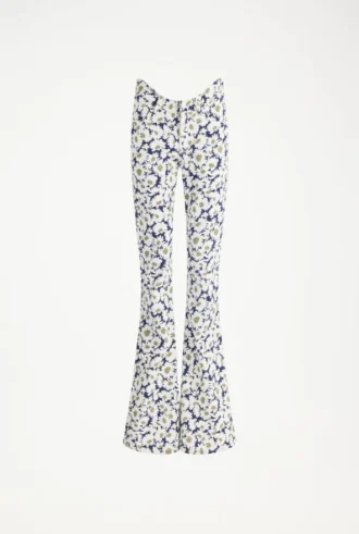 Los vaqueros de mezclilla con estampado floral