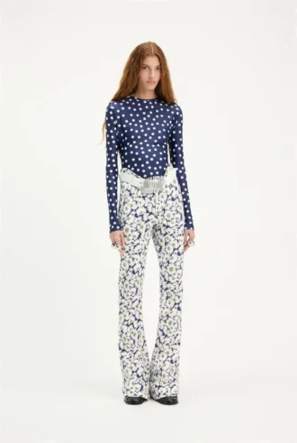 Los vaqueros de mezclilla con estampado floral